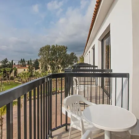 מלון Nelia Sea Breeze 4*