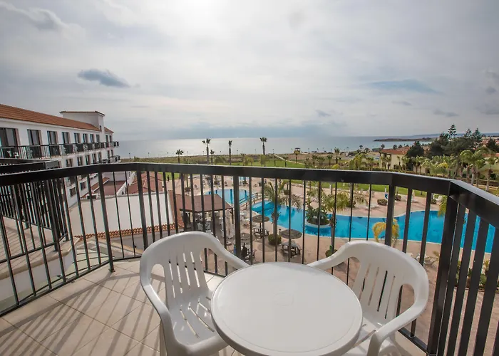 Nelia Sea Breeze Hotell 4*