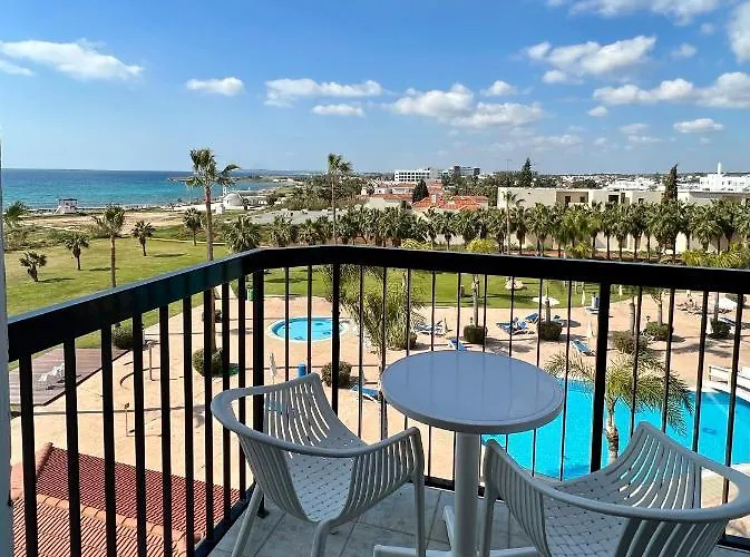 Nelia Sea Breeze מלון 4*