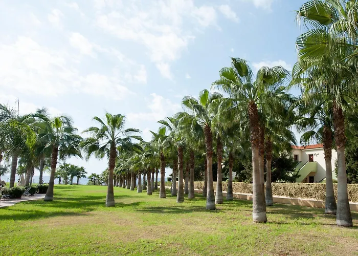 Nelia Sea Breeze מלון 4*